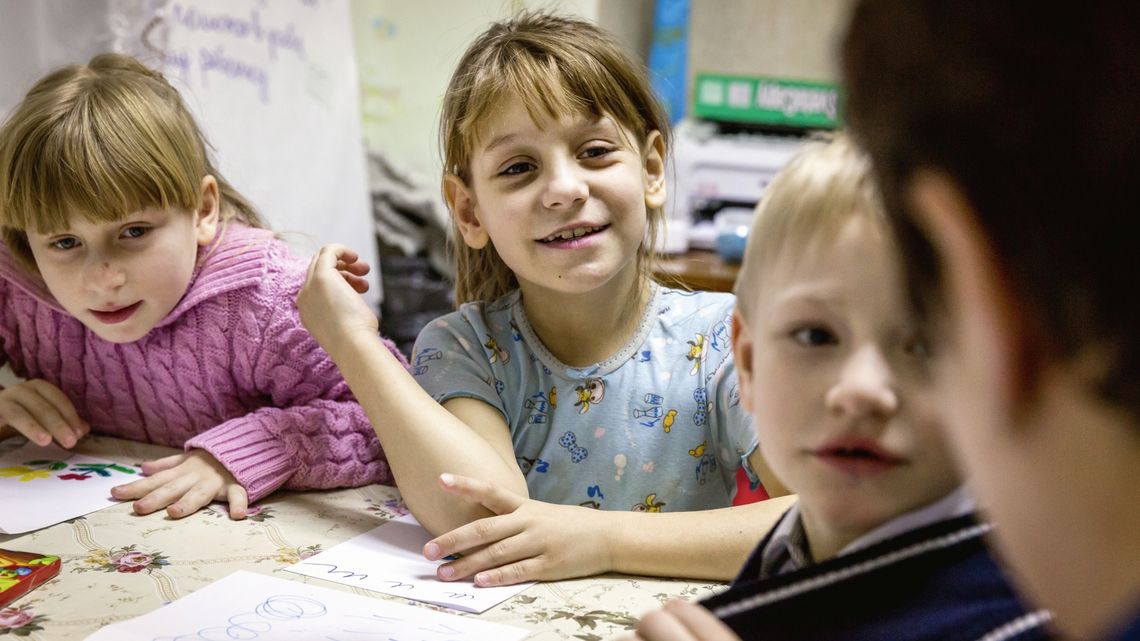 Novoye Vremya, AIDS, HIV, Jekaterinburg, Russland,HIV infizierte Kinder, wie hier Kristina Worobjova (m.) werden im Zentrum der Hilfsorganisation "Novoye Vremya" in Jekaterinburg unter paedagogischen Anleitung von Saschida Chalikowa (l.) betreut.