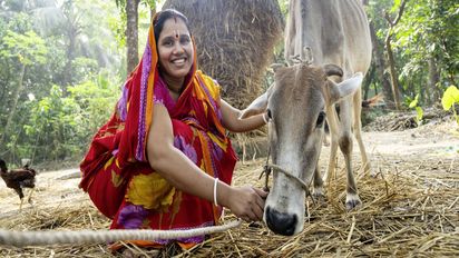 Frau pflanzt Baum im Dschungel
