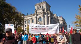 Eindruck von der Demonstration gegen das umstrittene Handelsabkommen TTIP in Berlin. Brot für die Welt setzt sich mit Partnern dafür ein, dass Menschenrechte geschützt werden - statt Investitionen.