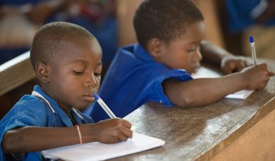 Amara (links) und Mohammed Sesay, Schüler der dritten Klasse und Kinder von Ali Sesay. Dieser ist Bauer aus dem Dorf Mamorka und hat nzwischen genügend Geld, um alle seine Kinder zur Schule schicken zu können.Sierra Leone ist eines der am wenigsten entwickelten Staaten Afrikas. Wer hier geboren wird, hat nur selten die Möglichkeit, ohne fremde Hilfe einen Weg aus der Armut zu finden. Die Siera Grass-Roots Agency (SIGA) motiviert deshalb die Schüler des Yoni Chiefdoms mit einem Starter-Kit voller Unterrichtsmaterial zum Schulbesuch. Gleichzeitig gibt es Unterstützung für deren Eltern: Frauen erhalten Kapital für eine Geschäftsidee und können so ihr eigenes Geld verdienen. Mit einer Schar Hühner und einer Herde junger Ziegen betreiben die Dörfer auch Kleintierzucht. Ebenso wichtig ist das Landwirtschafts-Training für die Bauern: Sie lernen, neue Sorten Reis und Maniok effizienter als zuvor anzubauen – so können sie ihren Ertrag verdoppeln. Sierra LeoneSiera Grass-Roots Agency (SIGA)Projekt "Ausbildung für Kinder aus Arbeitsverhältnissen" / "Movement to Educate Children in Work SituationsFoto: Helge Bendl / Brot für die Welt