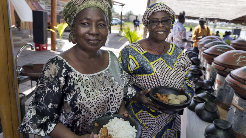 Ausland, Afrika, Westafrika, Togo, Ressourcen, Ernährung, Ernährungssicherheit, Nahrung, Lebensmittel, Nahrungsmittel, Grundnahrungsmittel, Roherzeugnisse, Verbraucher, Konsument, Kochstelle, Freiluftküche, Kochgeschirr, Herd, Kochherd, Anrichte, Servicekraft, Tontopf, Topf, Tonschale, Tajine, Tagine, Gartopf, Energieeffizient, Holzkohleherd, Besucher, Publikum, Bewirtung, Holzkohle