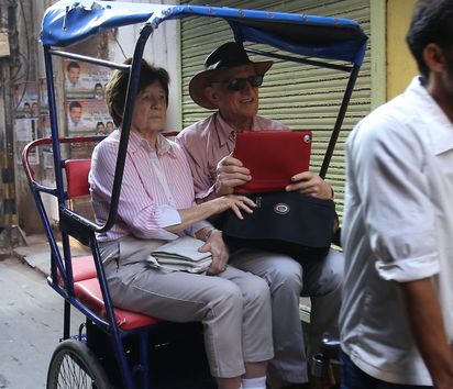 Touristen besichtigen die Altstadt von Delhi in einer Rikscha.