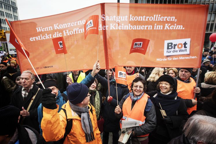 DEU, Deutschland, Berlin, 21.01.2017:  Brot für die Welt nimmt teil an der Demonstration unter dem Motto: „Wir haben es satt“ Die Demonstranten fordern: Stoppt Tierfabriken, Gentechnik und TTIP! Für die Agrarwende!(Hermann Bredehorst / Brot für die Welt)