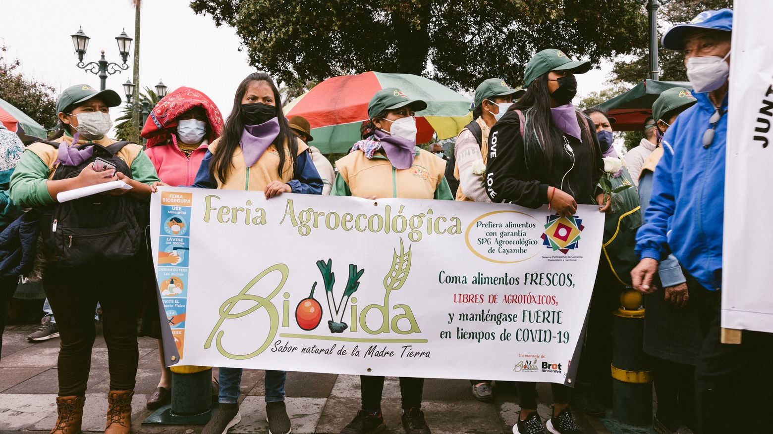 Erlinda Pillajo (49) und Frauen von Biovida halten ein Plakat hoch