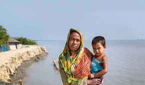 Die erodierten Deiche diehnen nicht nur zum Hochwasserschutz, sonder auch als wichtige Verkehrswege. Die Menschen in den kleinen Siedlungen an den Fluessen in der Naehe von Shyamnagar in Sued Bangladesch, spuehren deutlich den Klimawandel. Der Meeresspiegel steigt und Daemme werden zerstört. Da durch werden Felder und die wichtigen Suesswasserteiche ueberflutet und versalzen. CCDB Bangladesch arbeitet an Suesswassergewinnungs-Projekten und sorgt dafuer, dass die Menschen nach und nach sauberes Trinkwasser erhalten.