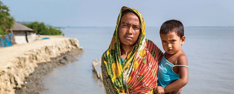 Die erodierten Deiche diehnen nicht nur zum Hochwasserschutz, sonder auch als wichtige Verkehrswege. Die Menschen in den kleinen Siedlungen an den Fluessen in der Naehe von Shyamnagar in Sued Bangladesch, spuehren deutlich den Klimawandel. Der Meeresspiegel steigt und Daemme werden zerstört. Da durch werden Felder und die wichtigen Suesswasserteiche ueberflutet und versalzen. CCDB Bangladesch arbeitet an Suesswassergewinnungs-Projekten und sorgt dafuer, dass die Menschen nach und nach sauberes Trinkwasser erhalten.
