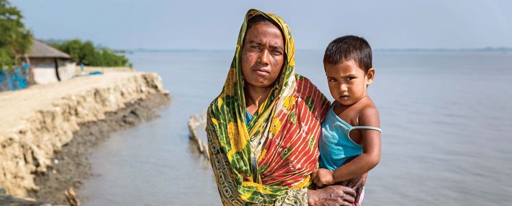 Die erodierten Deiche diehnen nicht nur zum Hochwasserschutz, sonder auch als wichtige Verkehrswege. Die Menschen in den kleinen Siedlungen an den Fluessen in der Naehe von Shyamnagar in Sued Bangladesch, spuehren deutlich den Klimawandel. Der Meeresspiegel steigt und Daemme werden zerstört. Da durch werden Felder und die wichtigen Suesswasserteiche ueberflutet und versalzen. CCDB Bangladesch arbeitet an Suesswassergewinnungs-Projekten und sorgt dafuer, dass die Menschen nach und nach sauberes Trinkwasser erhalten.