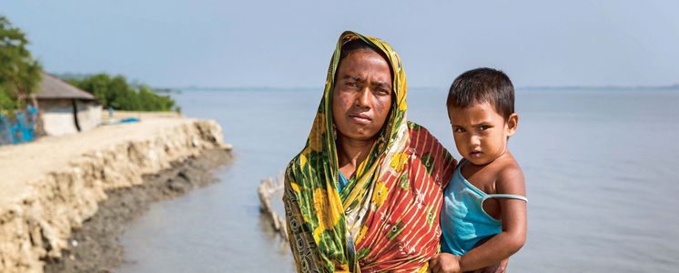 Die erodierten Deiche diehnen nicht nur zum Hochwasserschutz, sonder auch als wichtige Verkehrswege. Die Menschen in den kleinen Siedlungen an den Fluessen in der Naehe von Shyamnagar in Sued Bangladesch, spuehren deutlich den Klimawandel. Der Meeresspiegel steigt und Daemme werden zerstört. Da durch werden Felder und die wichtigen Suesswasserteiche ueberflutet und versalzen. CCDB Bangladesch arbeitet an Suesswassergewinnungs-Projekten und sorgt dafuer, dass die Menschen nach und nach sauberes Trinkwasser erhalten.