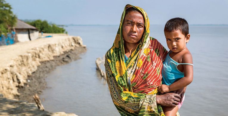Die erodierten Deiche diehnen nicht nur zum Hochwasserschutz, sonder auch als wichtige Verkehrswege. Die Menschen in den kleinen Siedlungen an den Fluessen in der Naehe von Shyamnagar in Sued Bangladesch, spuehren deutlich den Klimawandel. Der Meeresspiegel steigt und Daemme werden zerstört. Da durch werden Felder und die wichtigen Suesswasserteiche ueberflutet und versalzen. CCDB Bangladesch arbeitet an Suesswassergewinnungs-Projekten und sorgt dafuer, dass die Menschen nach und nach sauberes Trinkwasser erhalten.
