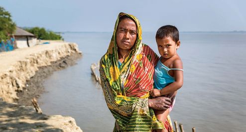 Die erodierten Deiche diehnen nicht nur zum Hochwasserschutz, sonder auch als wichtige Verkehrswege. Die Menschen in den kleinen Siedlungen an den Fluessen in der Naehe von Shyamnagar in Sued Bangladesch, spuehren deutlich den Klimawandel. Der Meeresspiegel steigt und Daemme werden zerstört. Da durch werden Felder und die wichtigen Suesswasserteiche ueberflutet und versalzen. CCDB Bangladesch arbeitet an Suesswassergewinnungs-Projekten und sorgt dafuer, dass die Menschen nach und nach sauberes Trinkwasser erhalten.