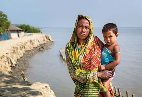 Die erodierten Deiche diehnen nicht nur zum Hochwasserschutz, sonder auch als wichtige Verkehrswege. Die Menschen in den kleinen Siedlungen an den Fluessen in der Naehe von Shyamnagar in Sued Bangladesch, spuehren deutlich den Klimawandel. Der Meeresspiegel steigt und Daemme werden zerstört. Da durch werden Felder und die wichtigen Suesswasserteiche ueberflutet und versalzen. CCDB Bangladesch arbeitet an Suesswassergewinnungs-Projekten und sorgt dafuer, dass die Menschen nach und nach sauberes Trinkwasser erhalten.