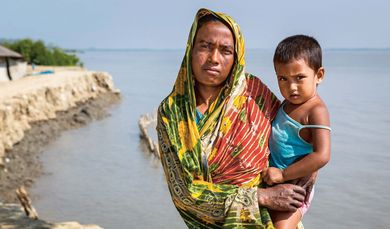 Die erodierten Deiche diehnen nicht nur zum Hochwasserschutz, sonder auch als wichtige Verkehrswege. Die Menschen in den kleinen Siedlungen an den Fluessen in der Naehe von Shyamnagar in Sued Bangladesch, spuehren deutlich den Klimawandel. Der Meeresspiegel steigt und Daemme werden zerstört. Da durch werden Felder und die wichtigen Suesswasserteiche ueberflutet und versalzen. CCDB Bangladesch arbeitet an Suesswassergewinnungs-Projekten und sorgt dafuer, dass die Menschen nach und nach sauberes Trinkwasser erhalten.