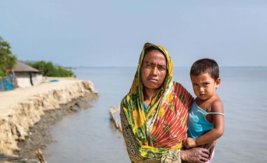 Die erodierten Deiche diehnen nicht nur zum Hochwasserschutz, sonder auch als wichtige Verkehrswege. Die Menschen in den kleinen Siedlungen an den Fluessen in der Naehe von Shyamnagar in Sued Bangladesch, spuehren deutlich den Klimawandel. Der Meeresspiegel steigt und Daemme werden zerstört. Da durch werden Felder und die wichtigen Suesswasserteiche ueberflutet und versalzen. CCDB Bangladesch arbeitet an Suesswassergewinnungs-Projekten und sorgt dafuer, dass die Menschen nach und nach sauberes Trinkwasser erhalten.