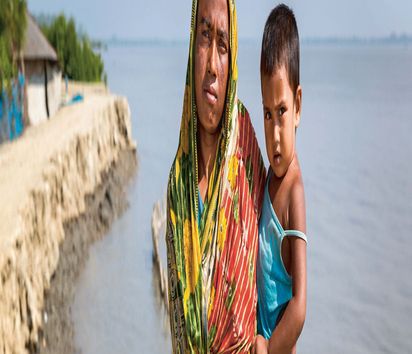 Die erodierten Deiche diehnen nicht nur zum Hochwasserschutz, sonder auch als wichtige Verkehrswege. Die Menschen in den kleinen Siedlungen an den Fluessen in der Naehe von Shyamnagar in Sued Bangladesch, spuehren deutlich den Klimawandel. Der Meeresspiegel steigt und Daemme werden zerstört. Da durch werden Felder und die wichtigen Suesswasserteiche ueberflutet und versalzen. CCDB Bangladesch arbeitet an Suesswassergewinnungs-Projekten und sorgt dafuer, dass die Menschen nach und nach sauberes Trinkwasser erhalten.