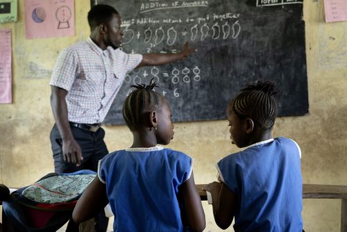 Schule statt Kinderarbeit: Von der Händlerin zum Schulkind - Mbalus Traum Schule statt Kinderarbeit: Von der Händlerin zum Schulkind - Mbalus Traum