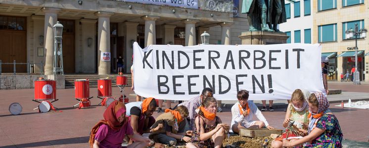 31.08.19, Weimar: Das entwicklungspolitische Jugendnetzwerk »Brot für die Welt Jugend« macht vor dem DNT Weimar mit einer Kunstaktion auf das Problem der weltweiten Kinderarbeit aufmerksam. Foto: Candy Welz