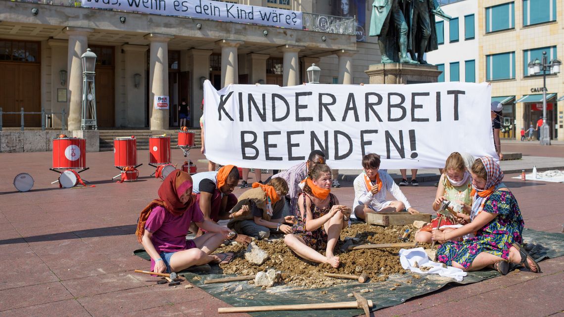 31.08.19, Weimar: Das entwicklungspolitische Jugendnetzwerk »Brot für die Welt Jugend« macht vor dem DNT Weimar mit einer Kunstaktion auf das Problem der weltweiten Kinderarbeit aufmerksam. Foto: Candy Welz