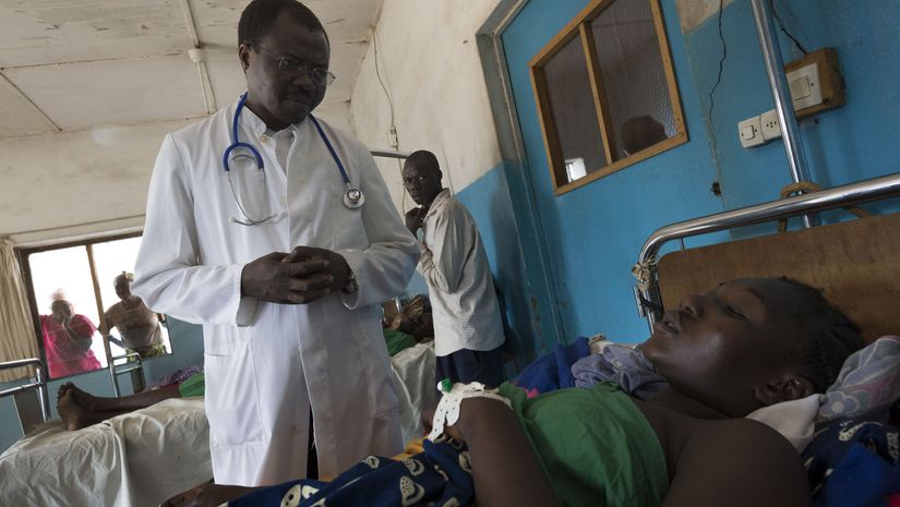  Djekadoum Ndilta bei der Visite bei seiner Patienten am Krankenbett 