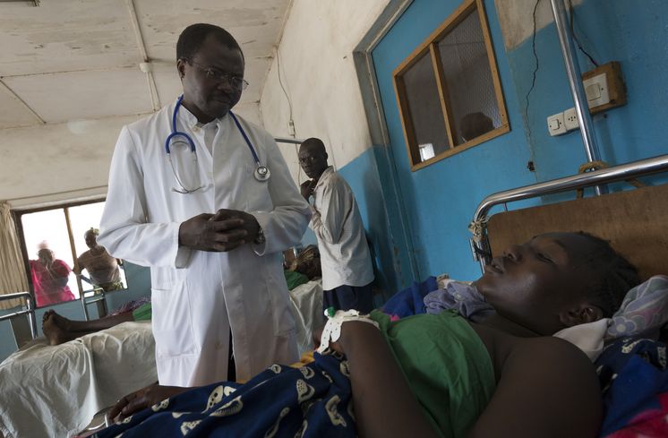 Der Tagesablauf des leitenden Arztes Doktor Djekadoum Ndilta (44 Jahre, mit Stethoskop) gebinnt mit der Visite - der Begutachtung seiner Patienten am Krankenbett - in allen Krankenhausstationen, wie der Intensivstation, der Inneren Medizin, der Geburtshilfestation und der Paediatrie.