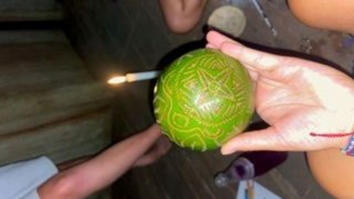 Huacales - Schalen, die aus der Frucht Jícara hergestellt werden und die man mit kleinen Messern verziert.