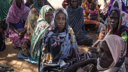 Eine Gruppe von Flüchtlingsfrauen, die nach ihrer Flucht vor der intensiven Gewalt im Zusammenhang mit dem Bürgerkrieg im Sudan im Tschad Zuflucht gesucht haben, versammelt sich am 19. November 2025 in Doroti im Osten des Tschad. Die Frauen, die jetzt im Flüchtlingslager Zebout leben, nehmen an einem Ernährungs- und Lebensunterhaltsprojekt teil, in dessen Rahmen sie angereichertes Mehl und Saatgut für ihre Hausgärten erhalten haben – darunter Auberginen, Tomaten, Spinat und Okra –, damit sie Gemüse sowohl für den Eigenbedarf als auch für den Verkauf anbauen können. Viele Teilnehmerinnen konnten einen Teil ihrer Ernte verkaufen, äußerten jedoch den Wunsch nach größeren Mengen an Saatgut in der Zukunft, um ihre Produktion für lokale Märkte auszuweiten. Das Projekt bot auch Sensibilisierungsveranstaltungen zu Hygiene, Krankheitsprävention und der Zubereitung von angereichertem Mehl unter Verwendung lokal verfügbarer Zutaten an. Zwei „Vorbildmütter” aus der Gemeinde spielten eine wichtige Rolle dabei, die Frauen in diesen Praktiken anzuleiten und die Überwachung der Ernährung ihrer Kinder zu unterstützen. Partnerorganisationen: LWF und APLFTFinanziell unterstützt durch das Auswärtige Amt