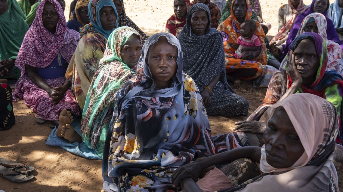 Eine Gruppe von Flüchtlingsfrauen, die nach ihrer Flucht vor der intensiven Gewalt im Zusammenhang mit dem Bürgerkrieg im Sudan im Tschad Zuflucht gesucht haben, versammelt sich am 19. November 2025 in Doroti im Osten des Tschad. Die Frauen, die jetzt im Flüchtlingslager Zebout leben, nehmen an einem Ernährungs- und Lebensunterhaltsprojekt teil, in dessen Rahmen sie angereichertes Mehl und Saatgut für ihre Hausgärten erhalten haben – darunter Auberginen, Tomaten, Spinat und Okra –, damit sie Gemüse sowohl für den Eigenbedarf als auch für den Verkauf anbauen können. Viele Teilnehmerinnen konnten einen Teil ihrer Ernte verkaufen, äußerten jedoch den Wunsch nach größeren Mengen an Saatgut in der Zukunft, um ihre Produktion für lokale Märkte auszuweiten. Das Projekt bot auch Sensibilisierungsveranstaltungen zu Hygiene, Krankheitsprävention und der Zubereitung von angereichertem Mehl unter Verwendung lokal verfügbarer Zutaten an. Zwei „Vorbildmütter” aus der Gemeinde spielten eine wichtige Rolle dabei, die Frauen in diesen Praktiken anzuleiten und die Überwachung der Ernährung ihrer Kinder zu unterstützen. Partnerorganisationen: LWF und APLFTFinanziell unterstützt durch das Auswärtige Amt
