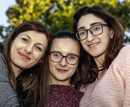 drei Frauen lachen in die Kamera