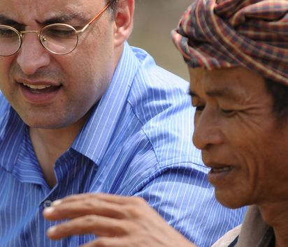 Dariush Ghobad checks the rice harvest of the project partner Life with Dignity. The organisation trains small farmers in sustainable agriculture. (Photo: Christof Krackhardt)