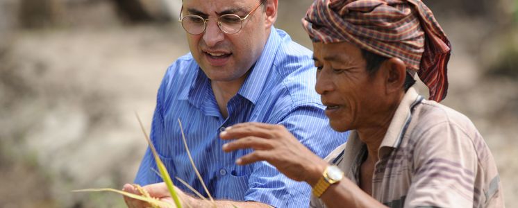 Dariush Ghobad checks the rice harvest of the project partner Life with Dignity. The organisation trains small farmers in sustainable agriculture. (Photo: Christof Krackhardt)