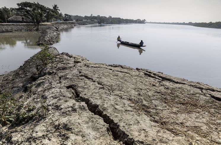 CCDB Bangladesch Stark erodierte Deiche werden dem naechsten Sturm nicht mehr standhalten können. Die Menschen in den kleinen Siedlungen an den Fluessen in der Naehe von Shyamnagar in Sued Bangladesch, spuehren deutlich den Klimawandel. Der Meeresspiegel steigt und Daemme werden zerstört. Da durch werden Felder, Infrastruckturen und die wichtigen Suesswasserteiche ueberflutet und versalzen. CCDB Bangladesch arbeitet an Suesswassergewinnungs-Projekten und sorgt dafuer, dass die Menschen nach und nach sauberes Trinkwasser erhalten.