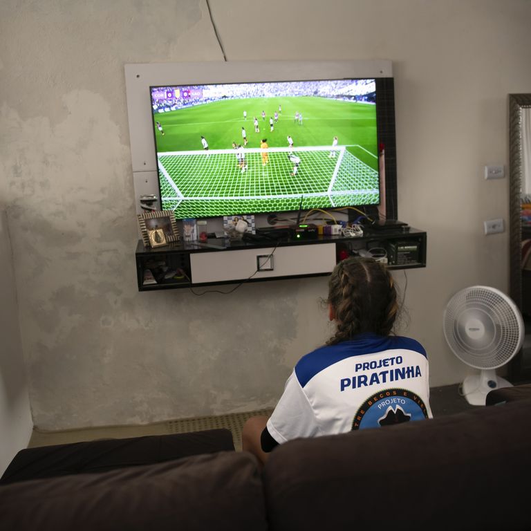 Maria Eduarda de Almeida Barbosa (genannt "Duda", 12 Jahre), Fußballerin im Projekt Piratinha, schaut ein Fußballspiel der Frauen.Projektpartner: Açao Educativa - AE