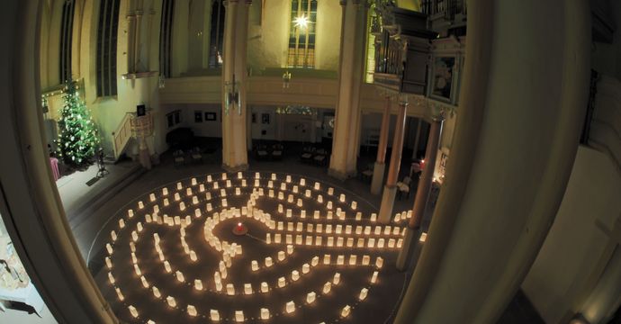 Lichter in einer Kirche