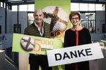 Pressefoto DEU, Deutschland, Berlin,16.11.2016: Der deutsche Schauspieler Simon Licht, Botschafter des deutschen Brotes 2016 und Pfarrerin Dr. h. c. Cornelia Fuelkrug-Weitzel, Praesidentin von Brot für die Welt - Evangelischer Entwicklungsdienst im EWDE und Präsidentin der Diakonie Katastrophenhilfe halten Brot und Plakate zu der Aktion „5.000 Brote – Konfis backen Brot für die Welt“(Hermann Bredehorst/Brot fuer die Welt,)