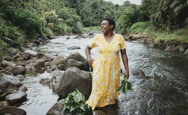 Luisa Curuki (35) Vorsitzende Womens‘ Club, waescht Bele-Blaetter im Fluss hinter ihrem Haus.Der Partner von Brot fuer die Welt, FCOSS (Fiji Council of Social Services) unterstuetzt die Umsiedlung des Dorfes Cogea. Cogea wurde vom Zyklon "Yasa" Ende 2020 zerstoert.