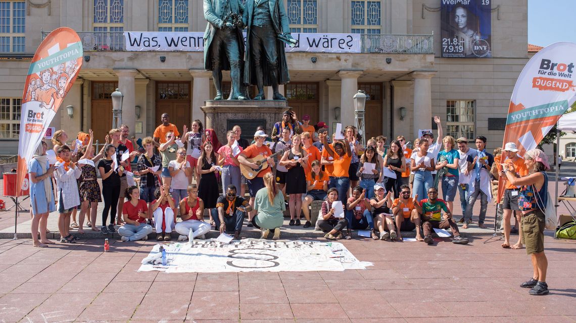 31.08.19, Weimar: Das entwicklungspolitische Jugendnetzwerk »Brot für die Welt Jugend« macht vor dem DNT Weimar mit einer Kunstaktion auf das Problem der weltweiten Kinderarbeit aufmerksam. Foto: Candy Welz
