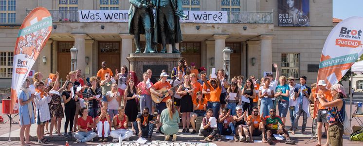 31.08.19, Weimar: Das entwicklungspolitische Jugendnetzwerk »Brot für die Welt Jugend« macht vor dem DNT Weimar mit einer Kunstaktion auf das Problem der weltweiten Kinderarbeit aufmerksam. Foto: Candy Welz