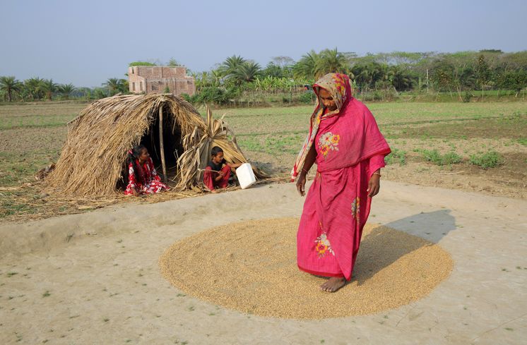 Aklima Begum (34) trocknet Reis in der Sonne.Projektpartner: Christian Commission for Development in Bangladesh (CCDB)