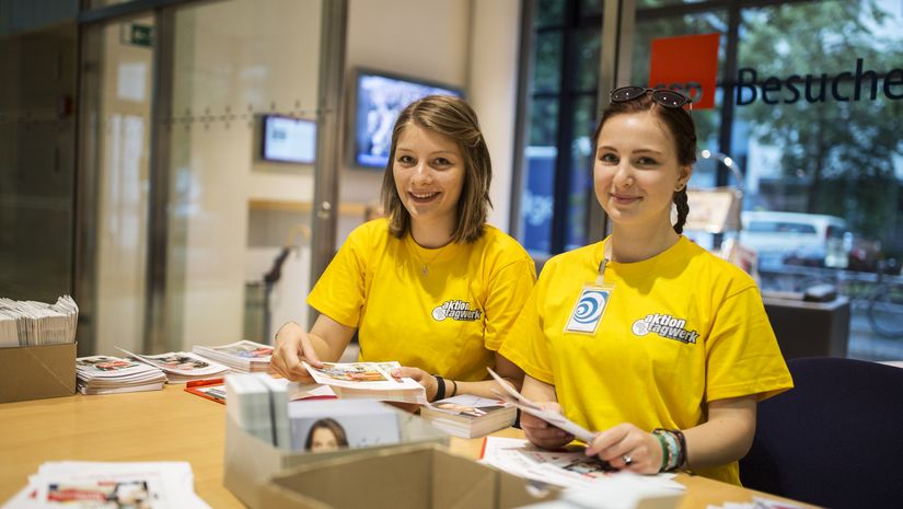 Katarina Barley begrüßt Schülerinnen, die im Rahmen der „Aktion Tagwerk“ von Brot für die Welt am Aktionstag der Kampagne „Dein Tag für Afrika“ im Willy-Brandt-Haus mithelfen. Hier Marlene Horzetzky (16) und Luisa Müller (18) aus der Max-Delbrück Schule in PankowUnter dem Motto „Zukunft bilden!“ packen Schülerinnen und Schüler in Berlin und Brandenburg am Aktionstag der Kampagne „Dein Tag für Afrika“ mit an. Sie engagieren sich für bessere Bildungschancen für Kinder und Jugendliche in Afrika und unterstützen erstmals auch junge Geflüchtete in Deutschland.