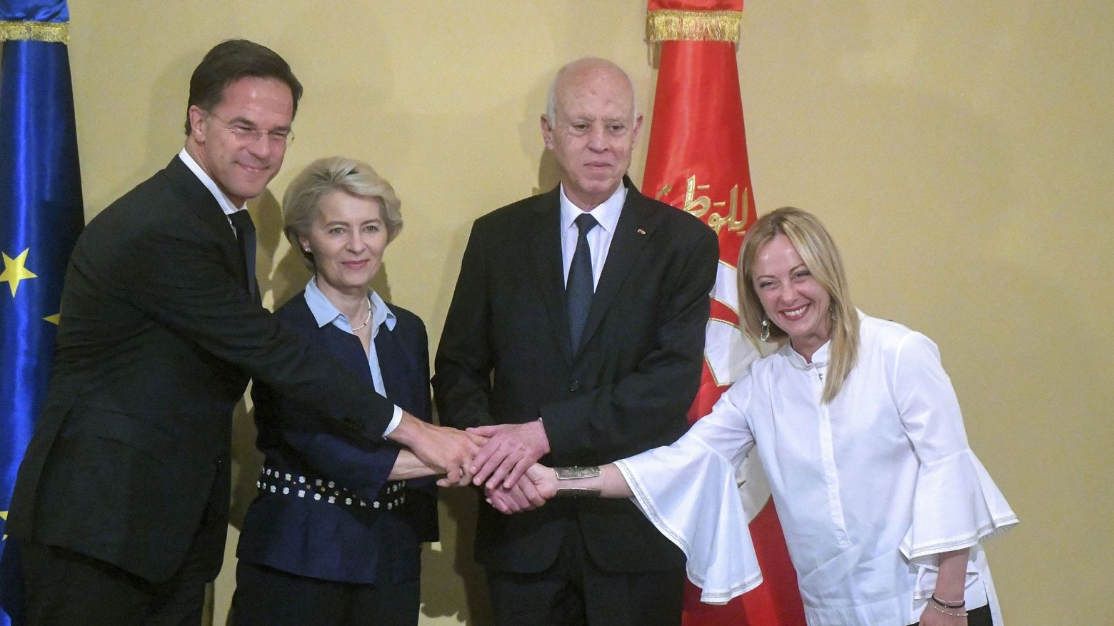 Der Tunesische Präsident Kais Saied besiegelt den EU-Tunesien Deal mit dem niederländischen Premier Mark Rutte, EU-Kommissionspräsidentin von der Leyen und der italienischen Ministerpräsidentin Meloni.