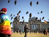 AktivistInnen demonstrieren gegen Rüstungsexporte vor dem Reichstag in Berlin