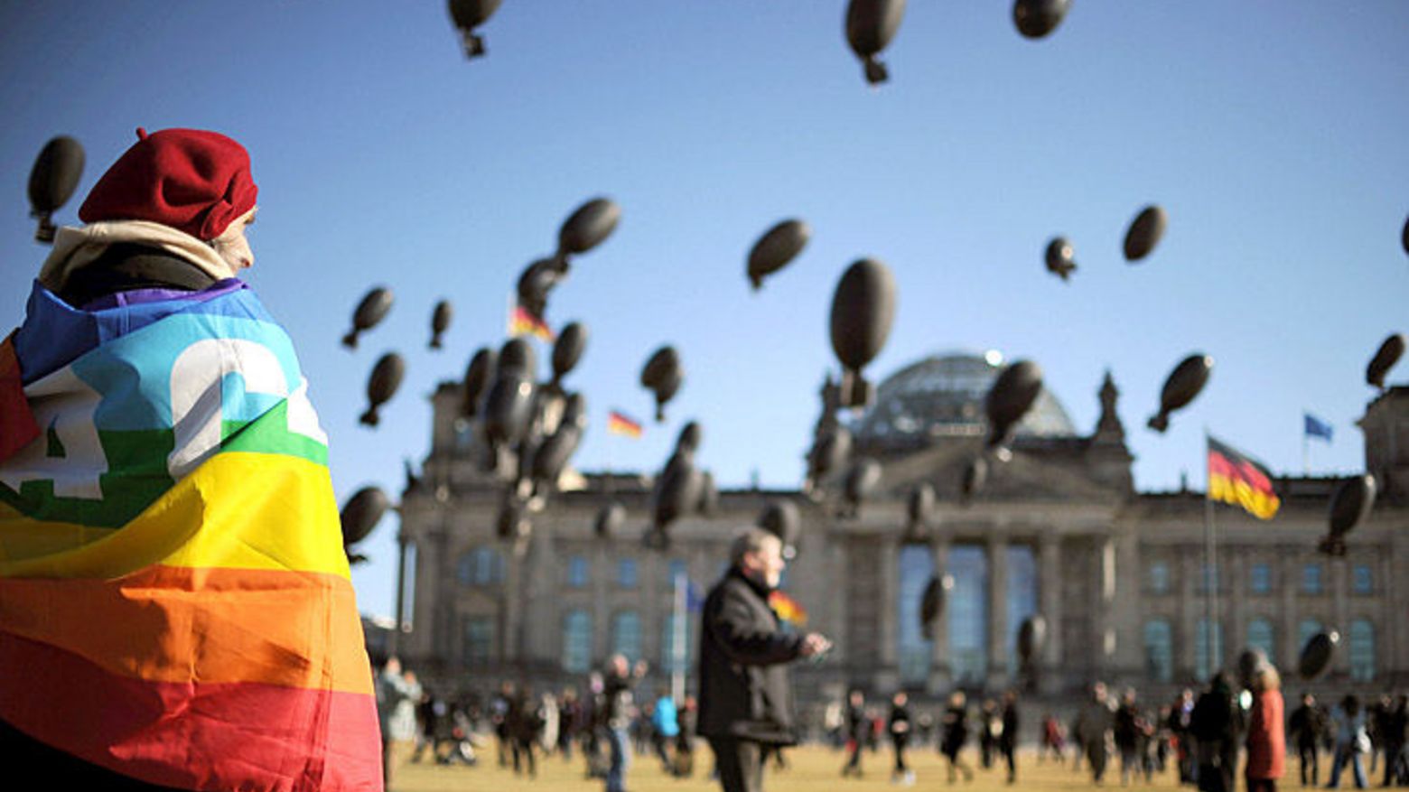 AktivistInnen der Aktion Aufschrei demonstrieren gegen Rüstungsexporte vor dem Reichstag in, Berlin (2012)