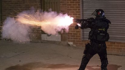 A police officer fires tear gas against demonstrators protestng the death of a man after he was detained by police in Bogota, Wednesday, Sept. 9, 2020. Javier Humberto Ordonez, 46, died in hospital after receiving repeated electric shocks with a stun gun from officers who detained him for violating social distancing rules to curb the spread of the coronavirus. (Foto: Ivan Valencia/picture alliance/AP)