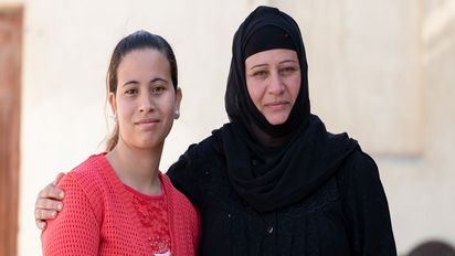 Ereny Nady und ihre Mutter Sabah Saad , Gelände der koptischen Kirche in Atfeh, Ägypten, 12/2018