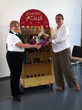 Pfarrerin Heike Zick-Kuchinke und Brigitte Molter mit dem Fairen Kiosk