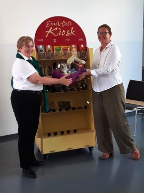 Pfarrerin Heike Zick-Kuchinke und Brigitte Molter mit dem Fairen Kiosk