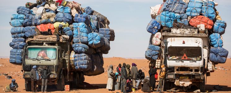 Sehr voll besetzte LKWs in Niger mit Migranten und Gepäck