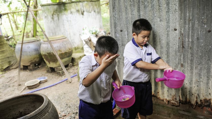 Zwillinge: Duong Thanh Quy (blauer Kragen)Duong Ngoc Quy , beide 8 Jahre altAsien / Vietnam / Than Tan Kommune, Mo Cay Bac District, Ben Tre Provinz