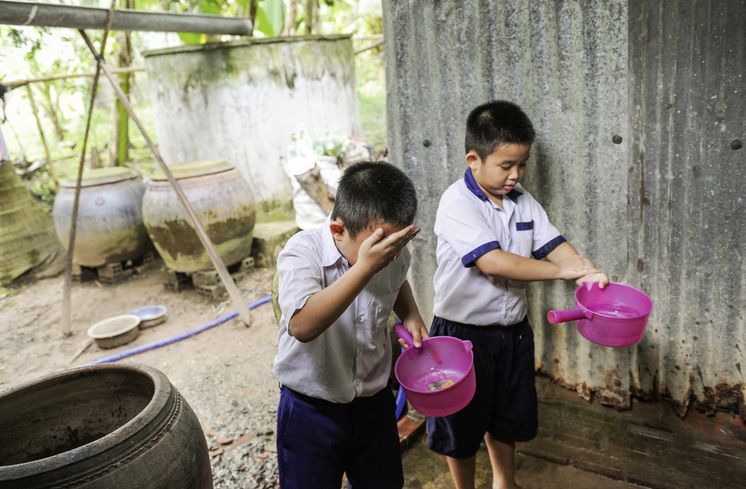 Zwillinge: Duong Thanh Quy (blauer Kragen)Duong Ngoc Quy , beide 8 Jahre altAsien / Vietnam / Than Tan Kommune, Mo Cay Bac District, Ben Tre Provinz