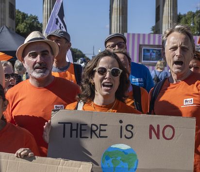 Präsidentin Dr. Dagmar Pruin und Mitarbeitende und Unterstützende von Brot für die Welt demonstrieren beim Globalen Klimastreik.