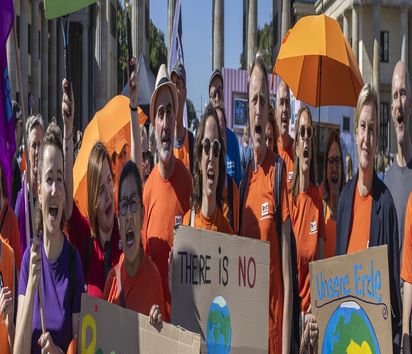Präsidentin Dr. Dagmar Pruin und Mitarbeitende und Unterstützende von Brot für die Welt demonstrieren beim Globalen Klimastreik.